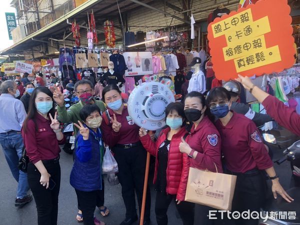 ▲台南市消防局第五大隊復興消防分隊，選擇在年前與大灣婦女防火宣導隊，一同至市場內向採買民眾及攤商們宣導防火、防災重要觀念。（圖／記者林悅翻攝，下同）