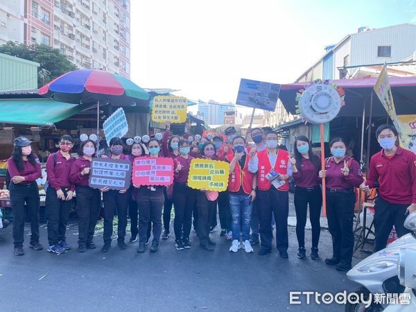 ▲台南市消防局第五大隊復興消防分隊，選擇在年前與大灣婦女防火宣導隊，一同至市場內向採買民眾及攤商們宣導防火、防災重要觀念。（圖／記者林悅翻攝，下同）