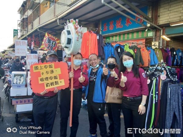 ▲台南市消防局第五大隊復興消防分隊，選擇在年前與大灣婦女防火宣導隊，一同至市場內向採買民眾及攤商們宣導防火、防災重要觀念。（圖／記者林悅翻攝，下同）