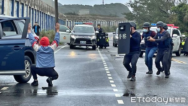 ▲新北情侶大盜搶銀行落網 金山警「攔截圍捕演練」超逼真。（圖／記者郭世賢翻攝）