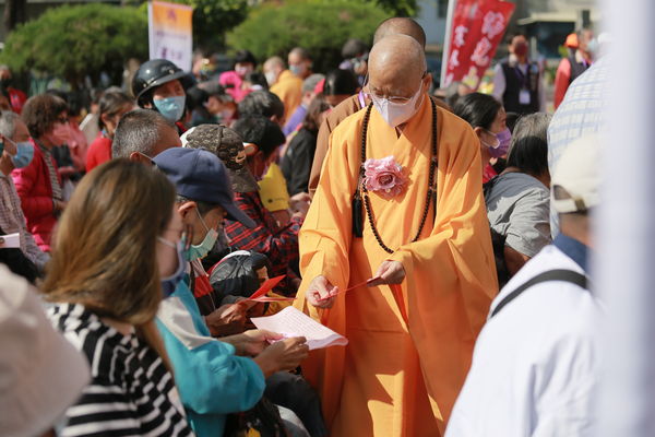 ▲500多人參與「人間有情佛光有愛大樹區寒冬送暖活動」活動，場面溫馨          。（圖／佛光山提供，下同）