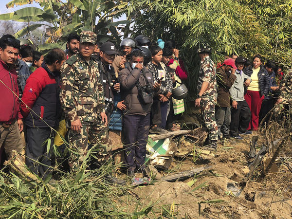 ▲▼ 尼泊爾雪人航空（Yeti Air）一架客機15日墜毀。圖為當地民眾圍觀飛機殘骸。（圖／達志影像／美聯社）