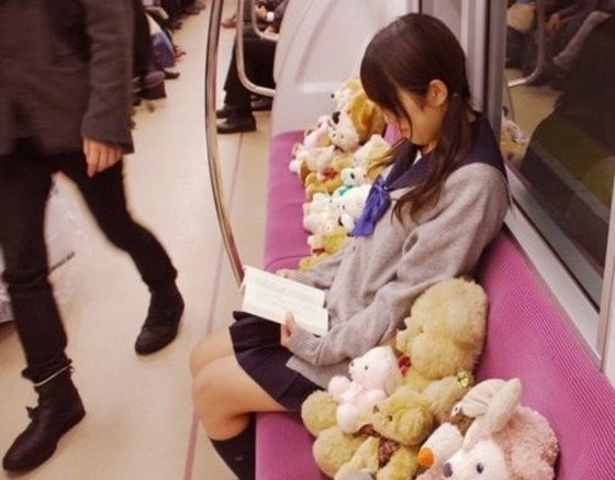 電車裡 女高中生因大叔坐她旁邊報警 鍵盤大檸檬 Ettoday新聞雲