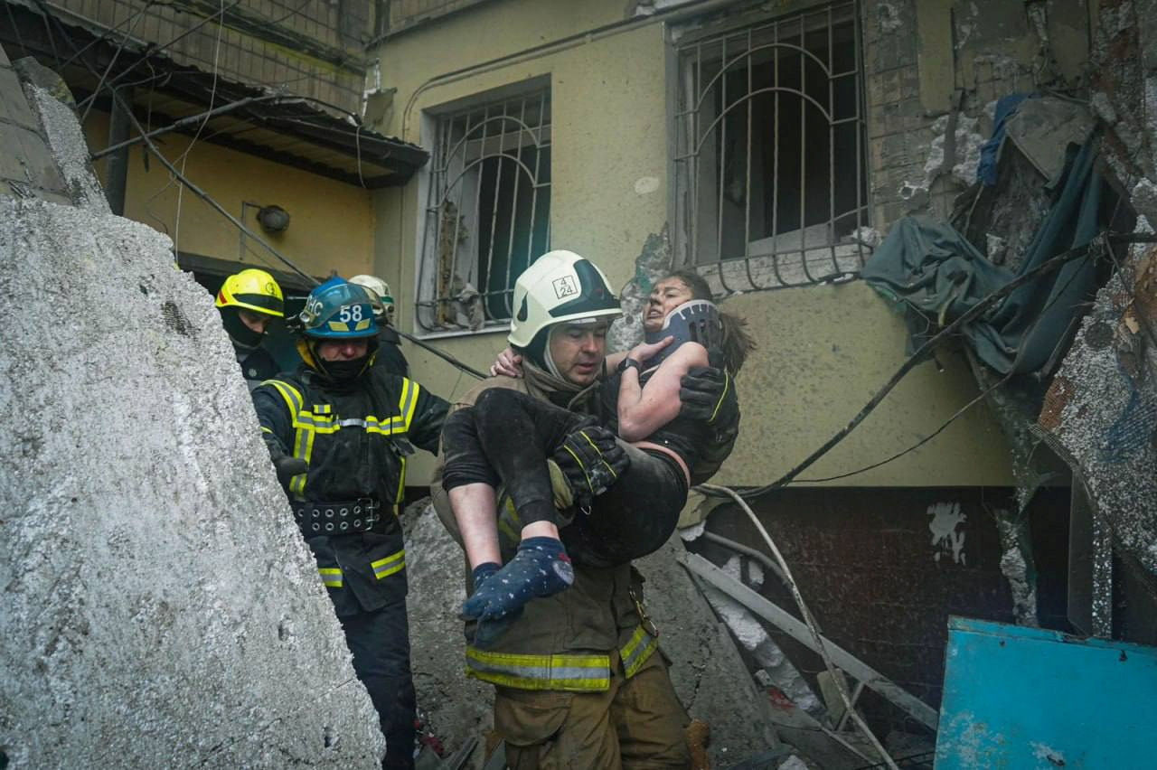 ▲▼烏克蘭東部城市第聶伯羅（Dnipro）一棟公寓被炸成廢墟。（圖／路透）