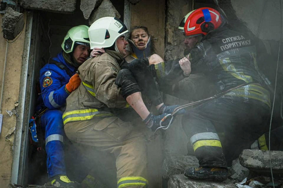 ▲▼烏克蘭東部城市第聶伯羅（Dnipro）一棟公寓被炸成廢墟。（圖／路透）