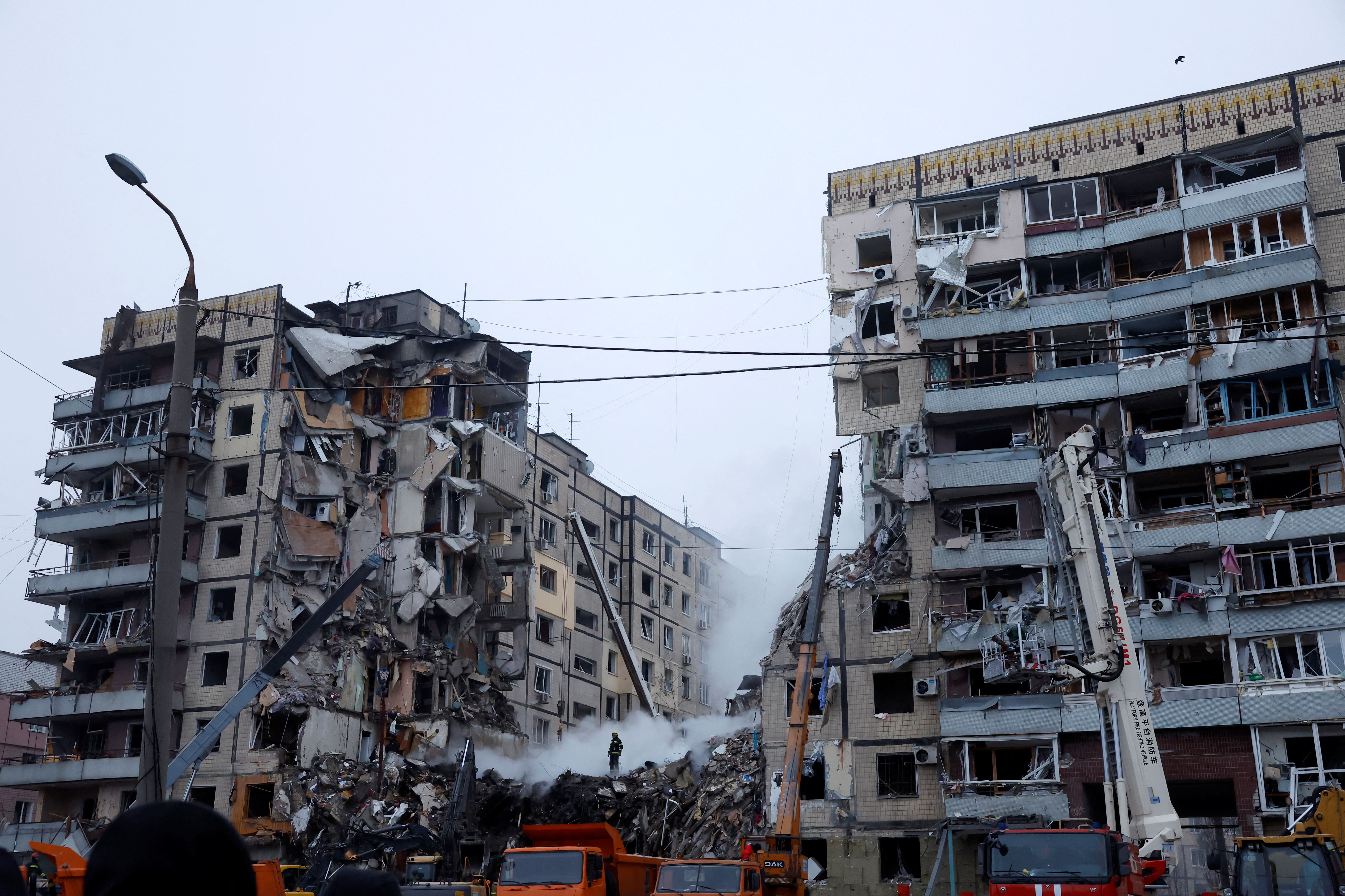 ▲第聶伯羅一棟公寓14日慘遭俄羅斯飛彈擊中，目前死亡數已增至30人。（圖／路透）