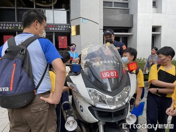 ▲▼   蘆洲區的忠義國小童軍團為強化學童犯罪預防觀念，日前特地與蘆洲分局安排參訪事宜，其中，最熱門的環節是「警用大重機」。（圖／記者戴上容翻攝）