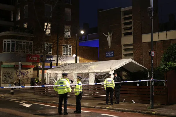▲▼倫敦一間教堂在14日發生槍擊案，導致6名女子受傷，其中一名女童性命垂危。（圖／路透）