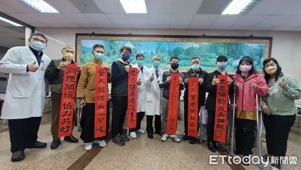 ▲竹山秀傳醫院舉辦「名家揮毫迎春迎福迎兔年」暨暖心年菜寒冬送暖活動。（圖／竹山秀傳醫院提供，下同）