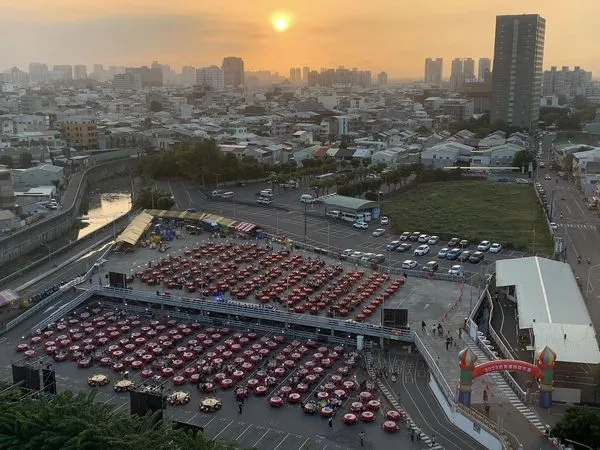 奇美醫院睽違3年忘年會「戶外辦桌a」　356桌流水席還分上下層（圖／翻攝自Facebook／ICU醫生陳志金）