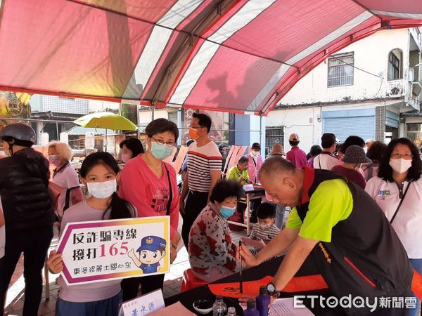 ▲東港警分局結合新園采風社進行反詐騙活動            。（圖／記者陳崑福翻攝，下同）