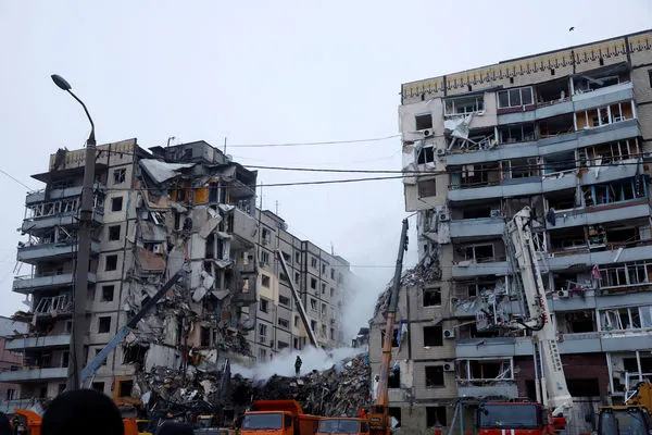▲▼第聶伯羅一棟公寓14日慘遭俄羅斯飛彈擊中，目前死亡數已增至30人。（圖／路透）