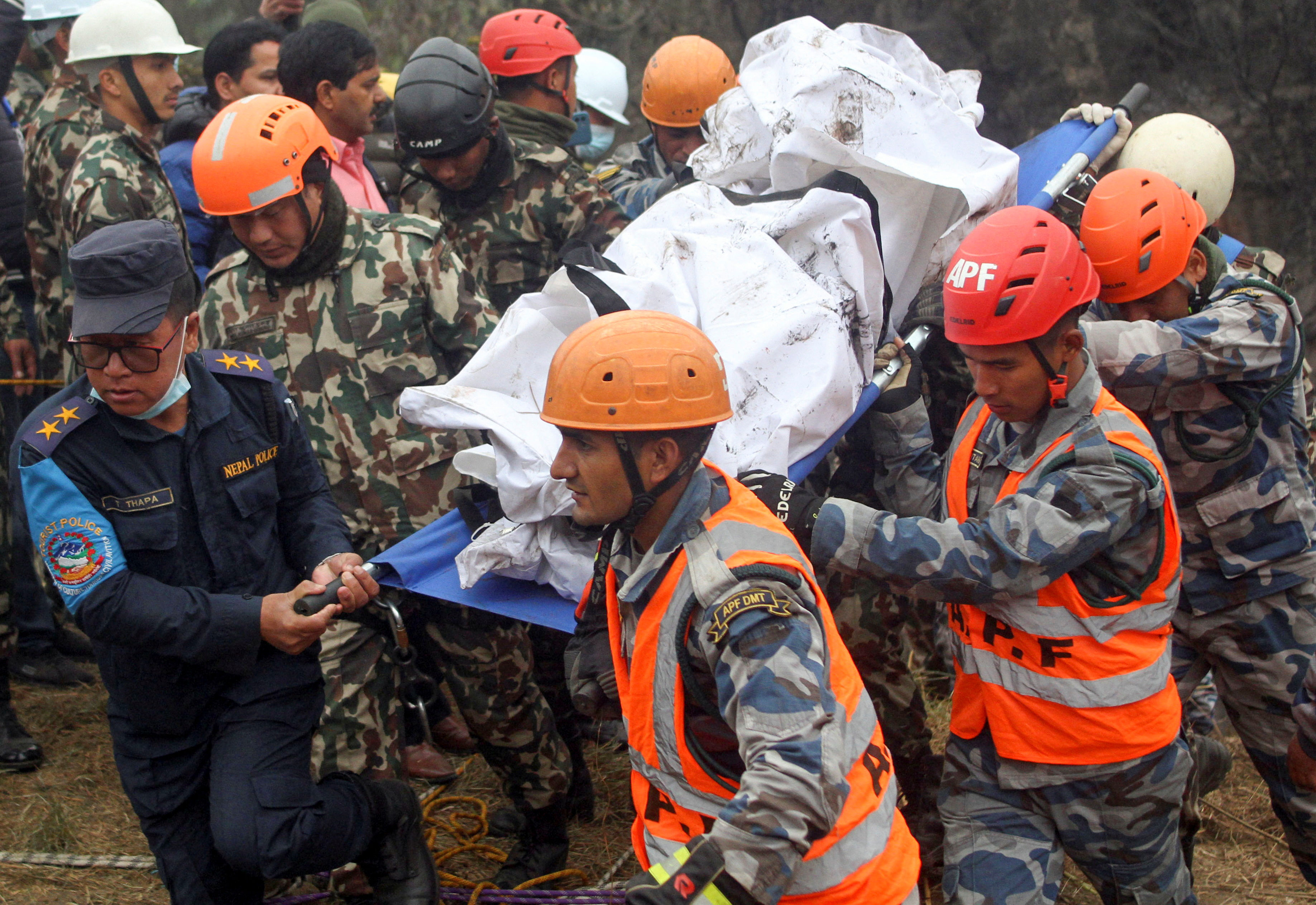 ▲▼ 尼泊爾16日持續進行搜救。雪人航空15日發生72人客機墜毀事件。（圖／路透）