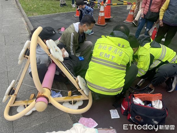 ▲▼永和仁愛公園運動器材壓斷運動老婦右腿，警消到場救援             。（圖／記者陳以昇翻攝）