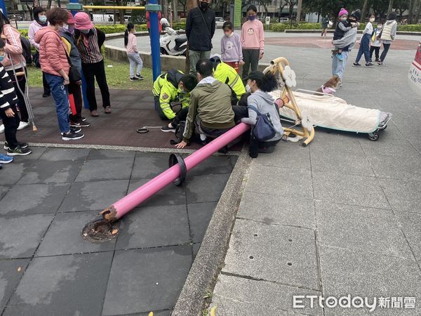 ▲▼永和仁愛公園運動器材壓斷運動老婦右腿，警消到場救援             。（圖／記者陳以昇翻攝）