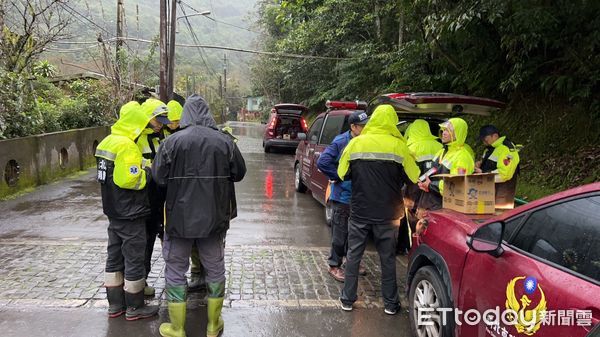 ▲▼搜救人員找到失聯登山客，警消出動大批人員搜山             。（圖／記者陳以昇翻攝）