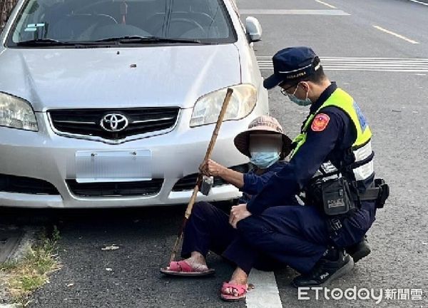 ▲枋寮警分局石光派出所警員陳映宇、黃政嚴助阿嬤返家            。（圖／記者陳崑福翻攝，下同）