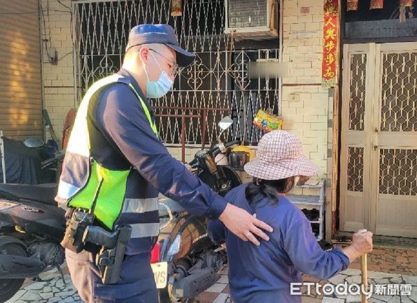 ▲枋寮警分局石光派出所警員陳映宇、黃政嚴助阿嬤返家            。（圖／記者陳崑福翻攝，下同）