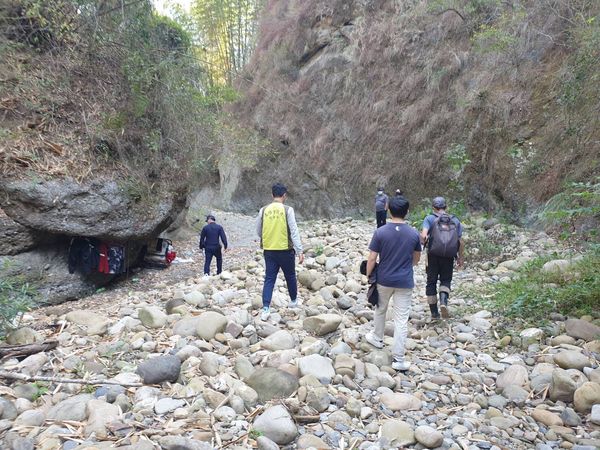 ▲▼十八羅漢山驚見「野人出沒」，沒水沒電...他搭床鋪睡溪床原因曝。（圖／記者賴文萱翻攝）