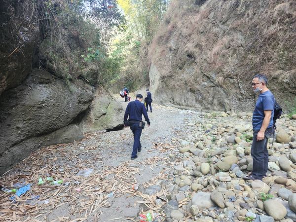 ▲▼十八羅漢山驚見「野人出沒」，沒水沒電...他搭床鋪睡溪床原因曝。（圖／記者賴文萱翻攝）