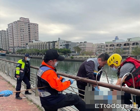 ▲▼台南安平運河發現76歲男浮屍。（圖／記者林悅翻攝）