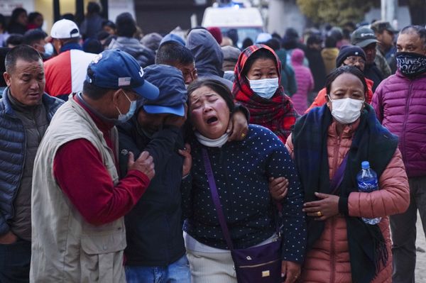 ▲▼  尼泊爾15日發生重大空難，一名女子在搭乘失事客機親人遺體送往醫院時哭泣。（圖／達志影像／美聯社）