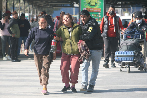 ▲▼ 尼泊爾空難。在首都加德滿都機場，一名罹難者家屬被他人攙扶。。（圖／路透）