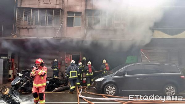 ▲瑞芳鐵工廠警傳火警！濃煙火舌狂竄 騎樓5機車陷入火海。（圖／記者郭世賢翻攝）