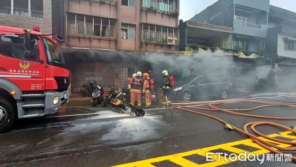 ▲瑞芳鐵工廠警傳火警！濃煙火舌狂竄 騎樓5機車陷入火海。（圖／記者郭世賢翻攝）