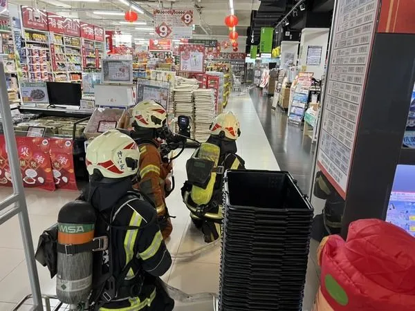 ▲桃園警消無預警搶救演練，期民眾安心採買過好年