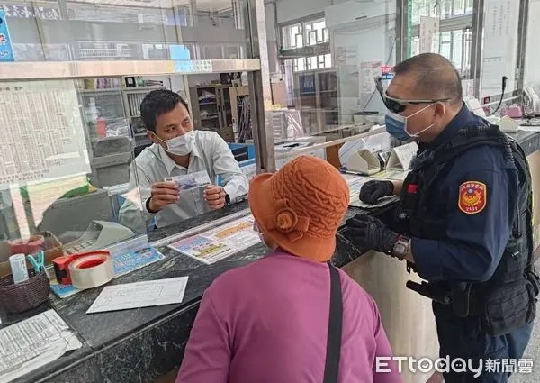 ▲警員協助阿嬤至郵局辨識千元鈔。（圖／記者楊漢聲翻攝）