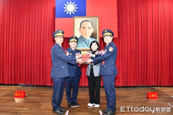 ▲雲林縣警察局長新卸任交接，由方仰寧監交。（圖／記者蔡佩旻翻攝）