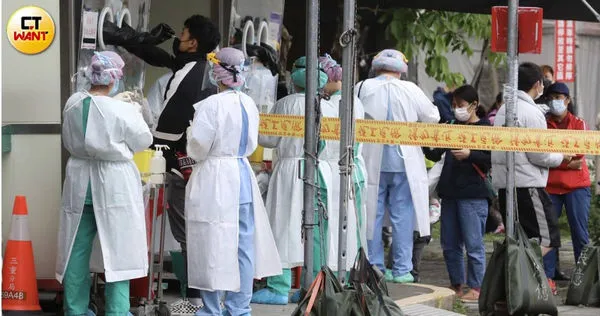 感染新冠肺炎，可能出現症狀，但也有人完全沒症狀。（示意圖／侯世駿攝）