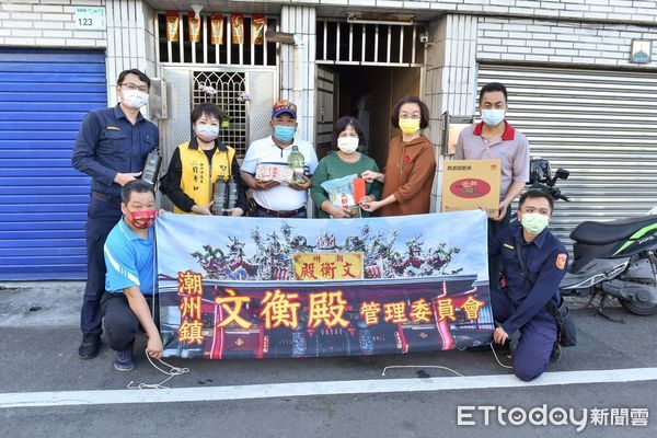 ▲潮州警分局中山路派出所警員警李育瑋轉介潮州鎮文衡殿管理委員會送愛心            。（圖／記者陳崑福翻攝，下同）