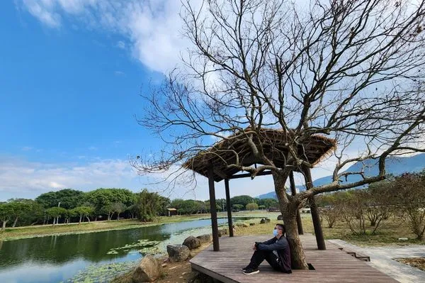 ▲八里十三行文化公園周邊改善，包含人面造型傳聲裝置、生態池、鋼構拱橋、家屋意象賞景亭、陶罐造型傳聲裝置。（圖／高灘處提供）