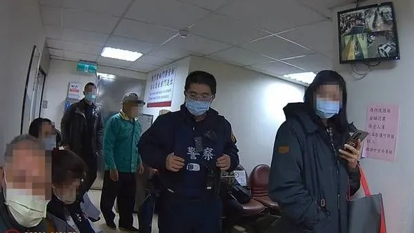 ▲男子拿假美鈔想換新台幣