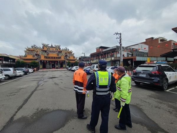 ▲八德警分局結合義交，加強春節疏解車流及通報疏處。（圖／八德警分局提供）