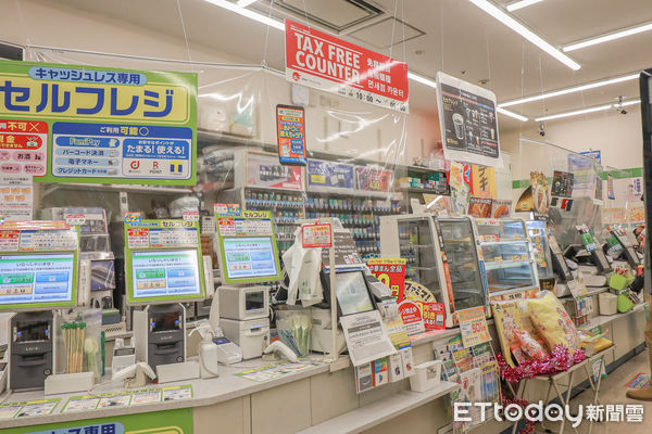 ▲▼日本全家便利商店，日本全家便利商店免稅，日本便利商店自助結帳，日本便利商店免稅，日本購物，日本爆買，日本免稅，日本退稅。（圖／記者蔡玟君攝）