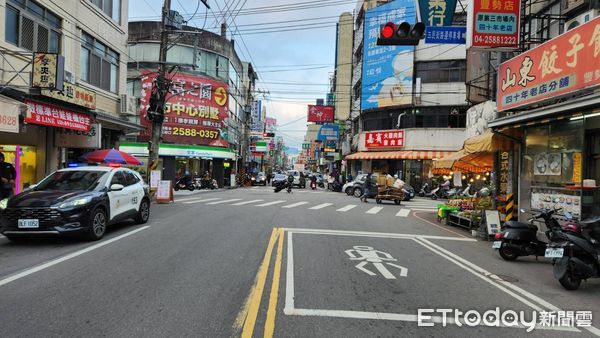 ▲▼台中1輛機車在路口未減速，撞上汽車後，人車倒地2輪朝天。（圖／民眾提供，下同）