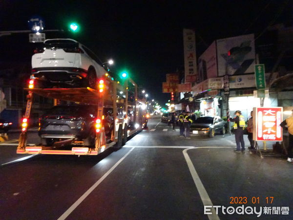 ▲枋寮鄉中山路二段375號前曵引車與自小客車車禍             。（圖／記者陳崑福翻攝，下同）