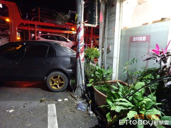 ▲枋寮鄉中山路二段375號前曵引車與自小客車車禍             。（圖／記者陳崑福翻攝，下同）