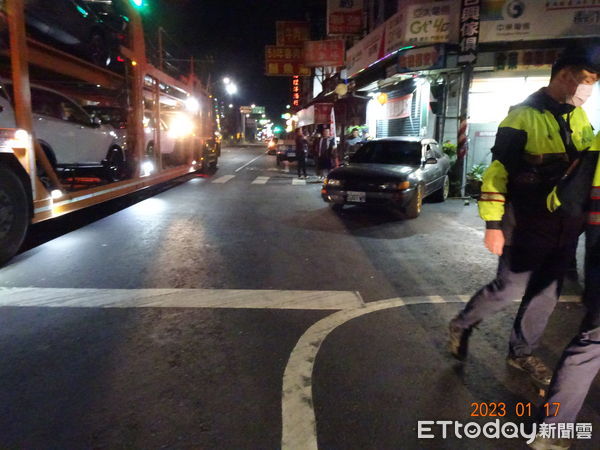 ▲枋寮鄉中山路二段375號前曵引車與自小客車車禍             。（圖／記者陳崑福翻攝，下同）