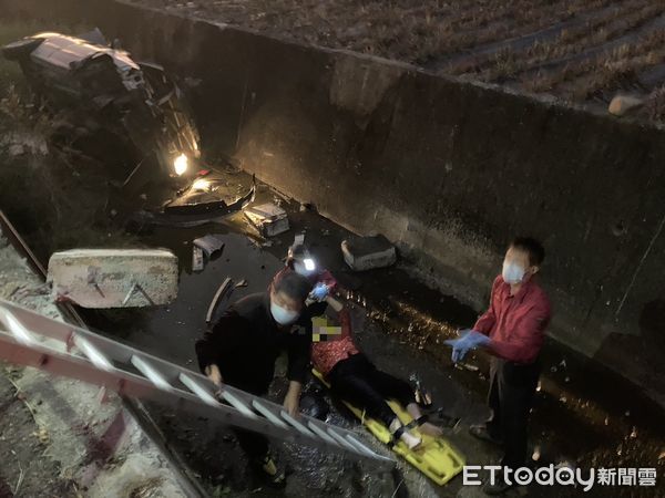 ▲枋寮鄉太源路自小客車衝亻大排水溝，佳冬等消防分隊員救援           。（圖／記者陳崑福翻攝，下同）