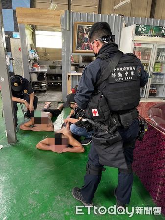 ▲▼台中警方在太平山區查獲一處毒窟，逮捕3名台灣人，2名逃逸移工，破獲500多包毒品咖啡包。（圖／民眾提供，下同）