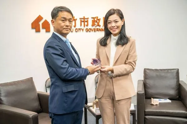 ▲青山大人副幹事長(左)與高虹安(右)進行合影。。（圖／新竹市政府提供）