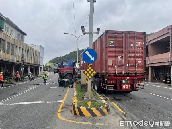 ▲▼櫃貨車閃避疑變換車道不當特斯，閃過頭衝過分隔島撞對向一自小客。（圖／記者游芳男翻攝，下同）