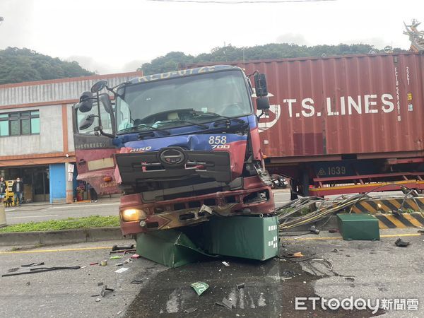 ▲▼櫃貨車閃避疑變換車道不當特斯，閃過頭衝過分隔島撞對向一自小客。（圖／記者游芳男翻攝，下同）