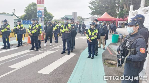 ▲桃園「黑人家族」老大郭信一今天上午在桃園殯儀館舉行公祭，桃園警方荷槍實彈在入口處設立攔檢點。（圖／記者沈繼昌翻攝）