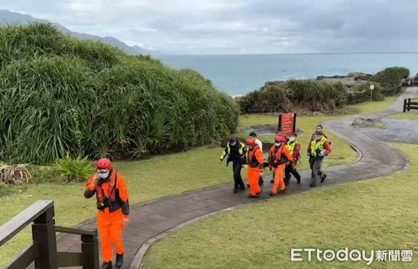 ▲▼女子採海菜，疑遭大浪拍打落海。（圖／記者王兆麟翻攝）