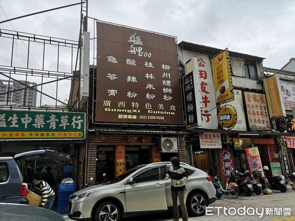 ▲▼廣州街螺螄粉店不受統戰標語影響，大量民眾排隊用餐。（圖／記者黃彥傑攝）